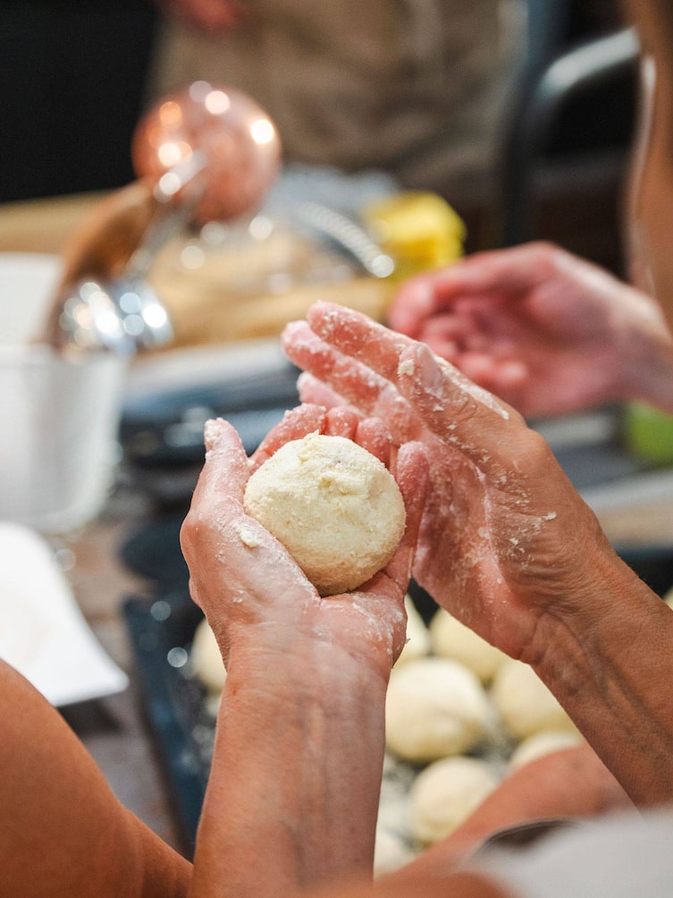 Hände wie sie Marillenknödel formen.