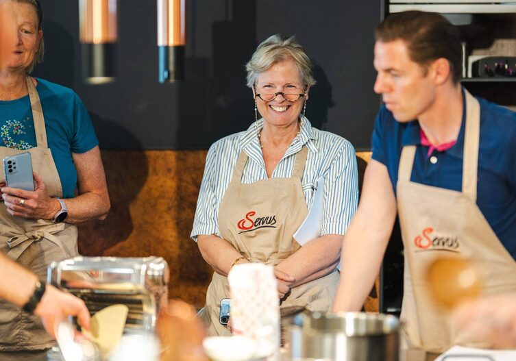 Eine Teilnehmerin lacht.