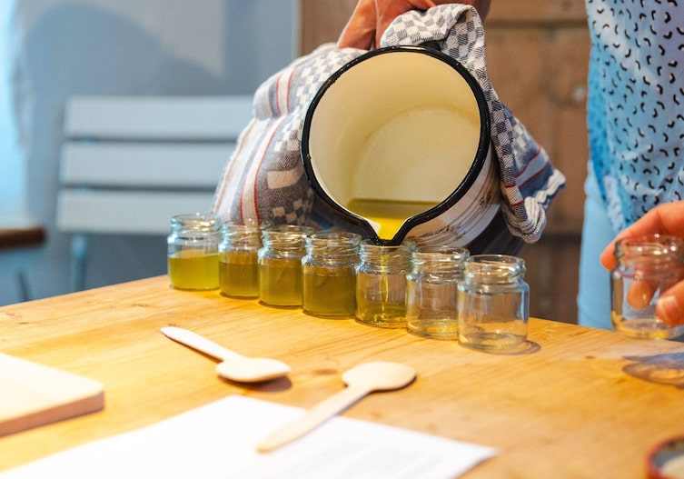 Harz wird abgefüllt.
