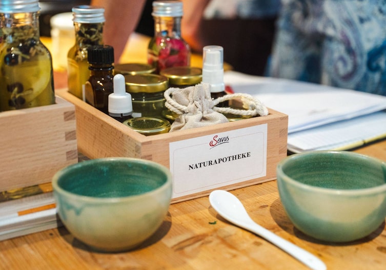 Eine nahe Aufnahme einer Holzbox der Servus-Naturapotheke