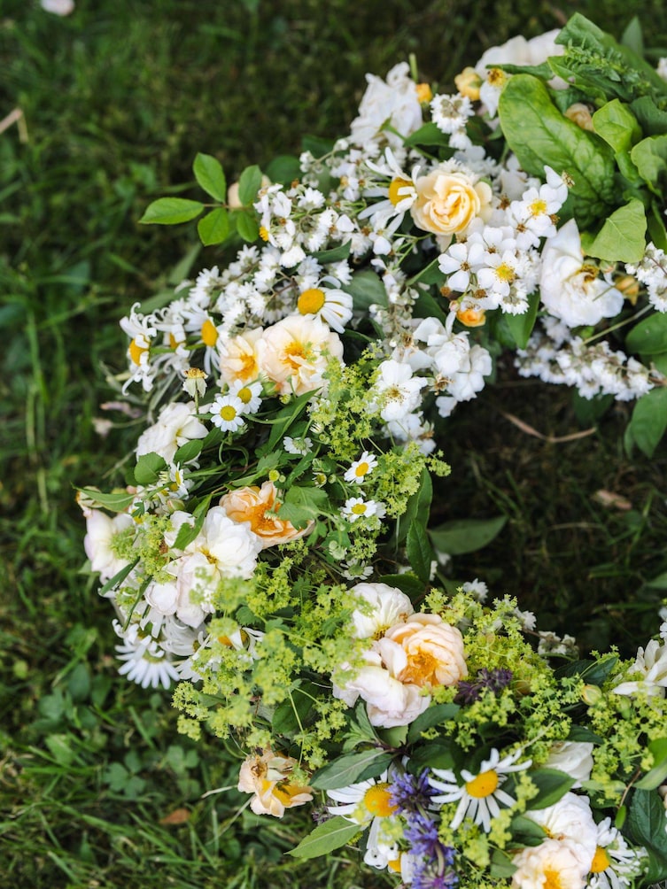 Ein Blumenkranz mit verschiedenen Blumen.