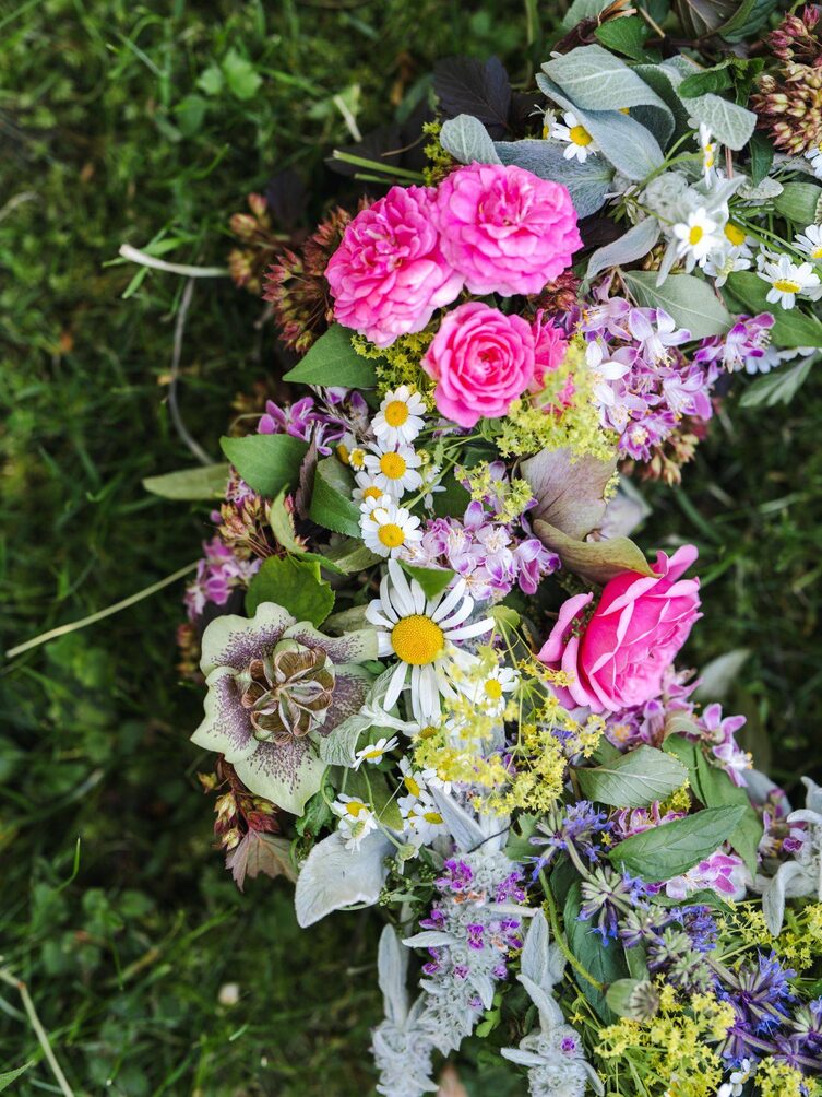 Ein Blumenkranz mit verschiedenen Blumen.