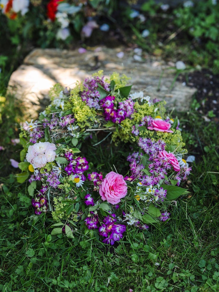 Ein Blumenkranz mit verschiedenen Blumen.