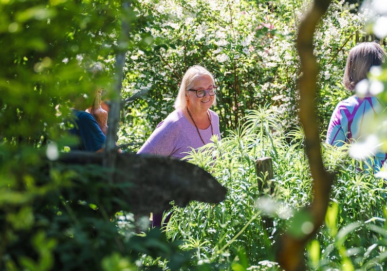Eine Teilnehmerin sieht sich im Garten um.