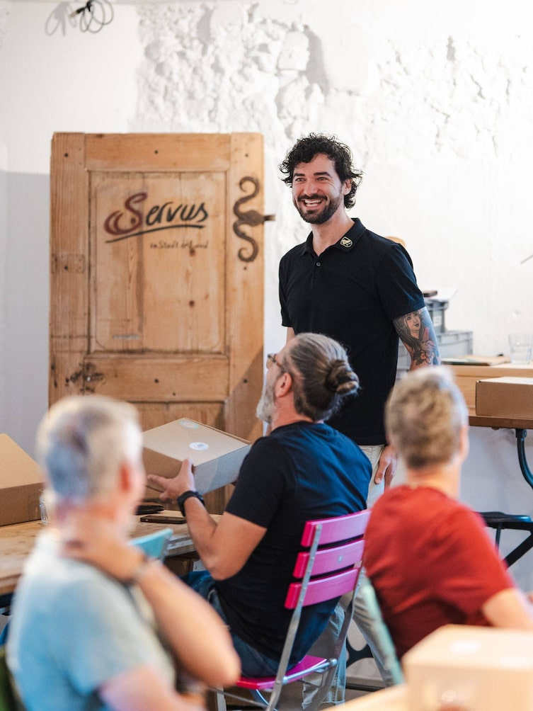 Schuhmacher Meister Philipp Schwarz hält den Kurs