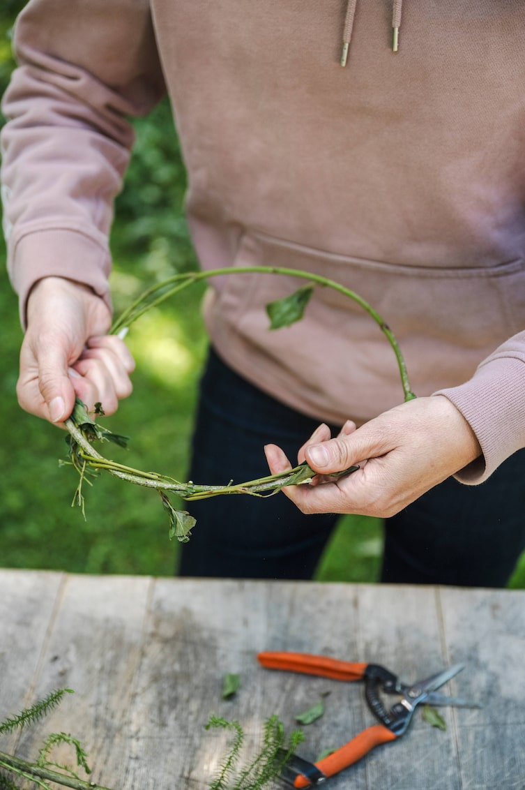 Der Rahmen für den Blumenkranz wird gebaut.