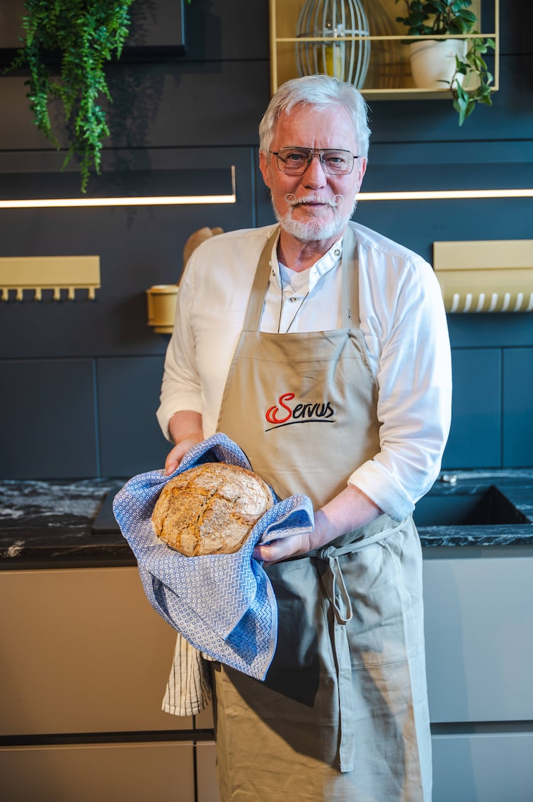 Das fertige Brot wird im Geschirrtuch präsentiert.