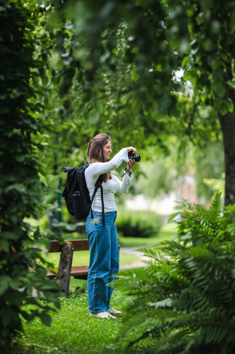 Teilnehmerin fotografiert draußen.