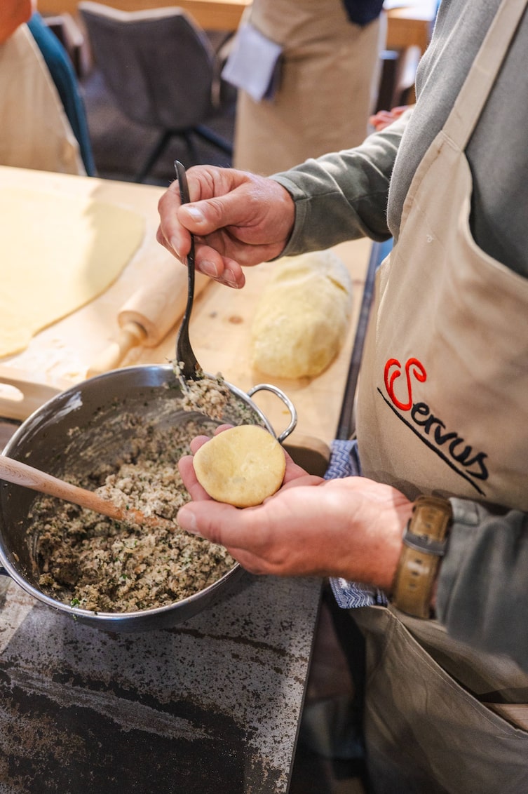 Die Teilnehmenden füllen den Kartoffelteig.