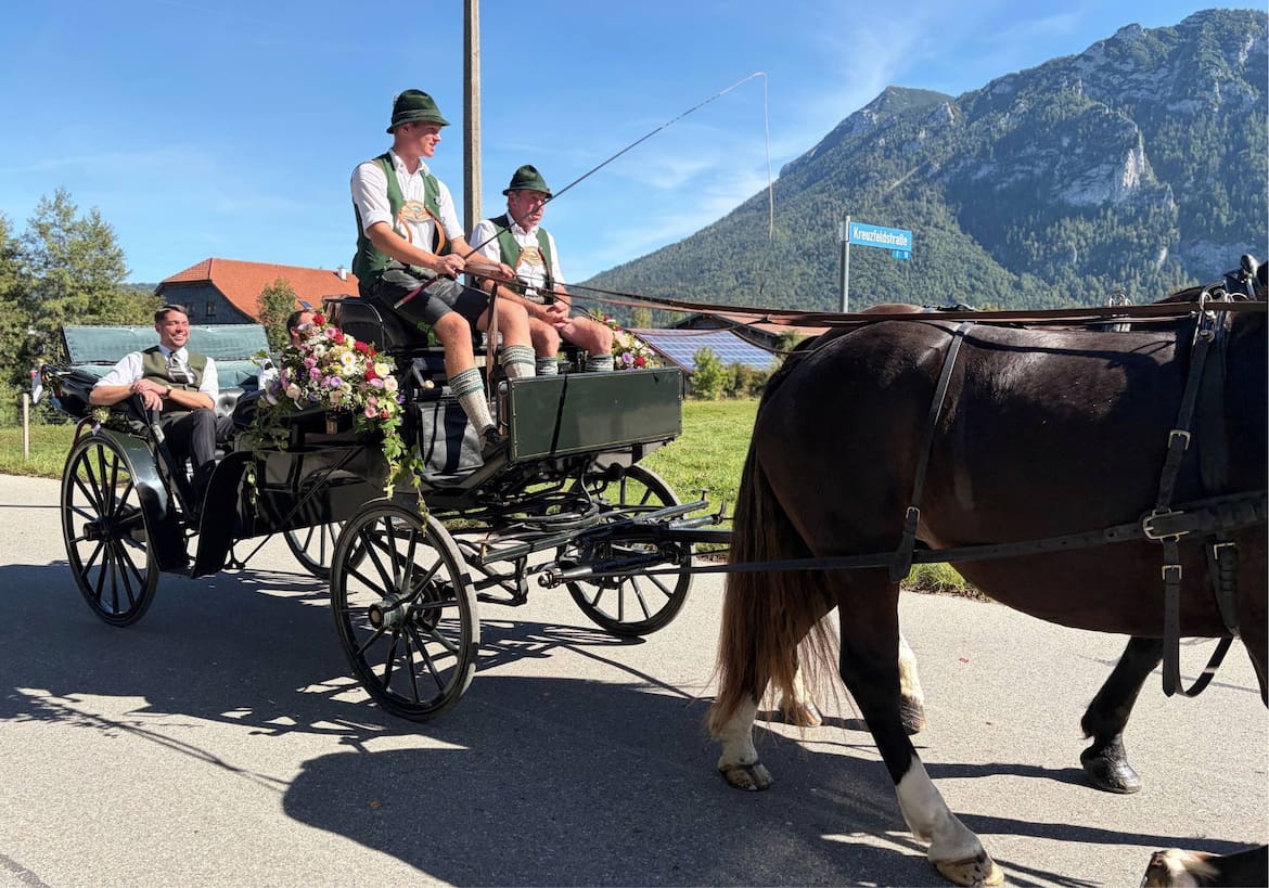 Geschmückter Wagen während des Umzugs