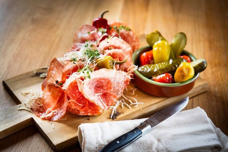 Jausenplatte mit Salami, Pefferoni und Essiggurkerl