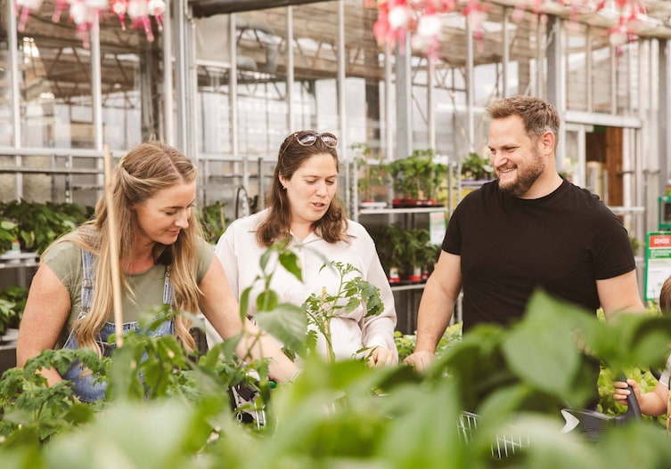 Theresia Starkl mit den Gewinnern der Servus-Gartenküche beim Aussuchen der Tomatenpflanzen im Starkl Gartencenter.