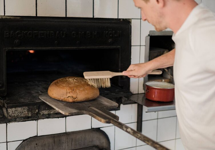 Frisches Brot aus dem Holzofen der Erlachmühle