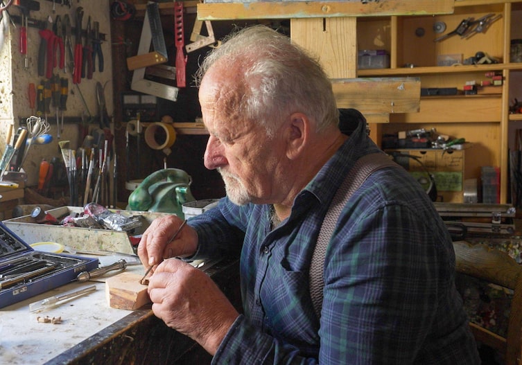 Othmar Ganahl in seiner Werkstatt