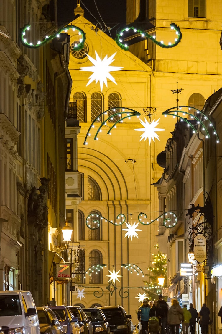 Weihnachtliche Straßenbeleuchtung ziert die Straßen Zittaus in der Adventszeit.