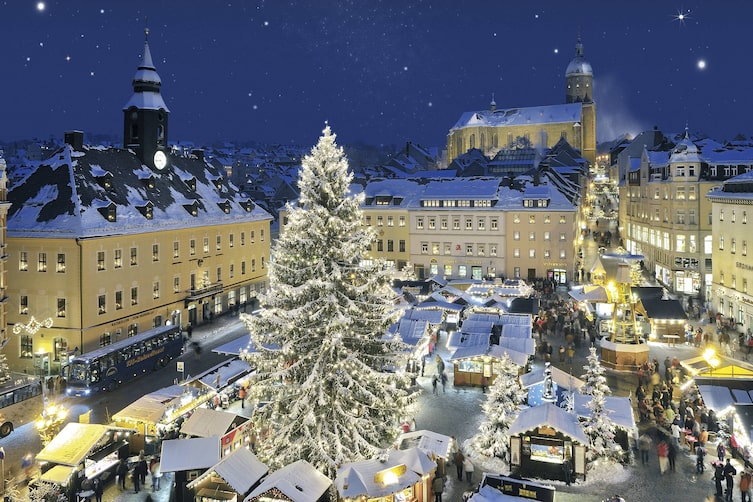 Der Annaberger Weihnachtsmarkts in der Nacht.