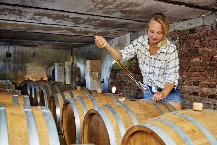 Franziska Bischof bei der Verkostung ihres Schnapses.