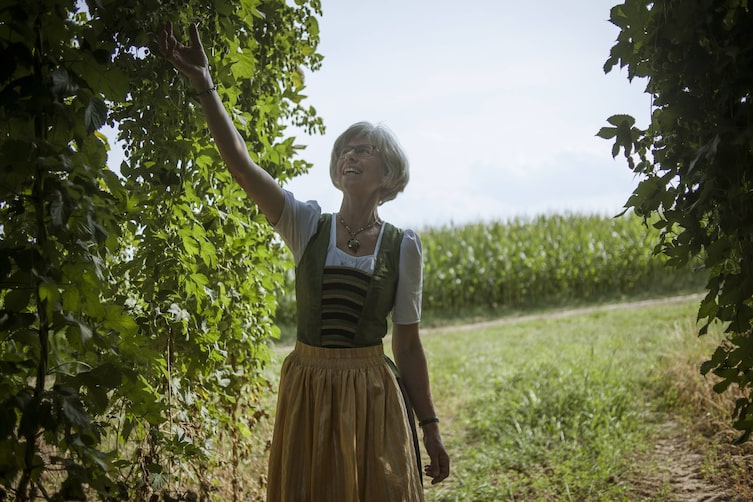 Elisabeth Stiglmaier vor Hopfenreben.