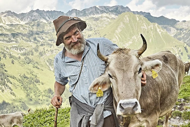 Der Allgäuer Opernsänger Florian Karg arbeitet und lebt im Sommer als Alphirte in den Bergen bei Hindelang.
