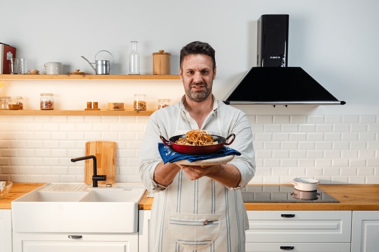 Zu sehen ist Marcel Drabits mit den selbstgekochten Käsespätzle.
