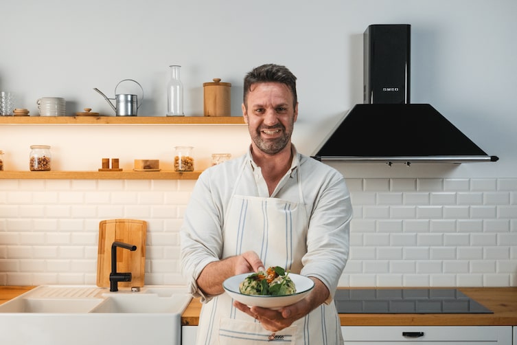 Zu sehen ist Marcel Drabits mit dem selbstgekochten Cordon Bleu.