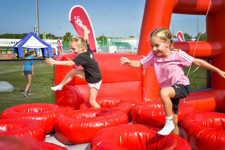 Abwechslungsreiche Sportarten stehen am Aktionstag auf dem Programm, unter anderem das Springen von Ring zu Ring.