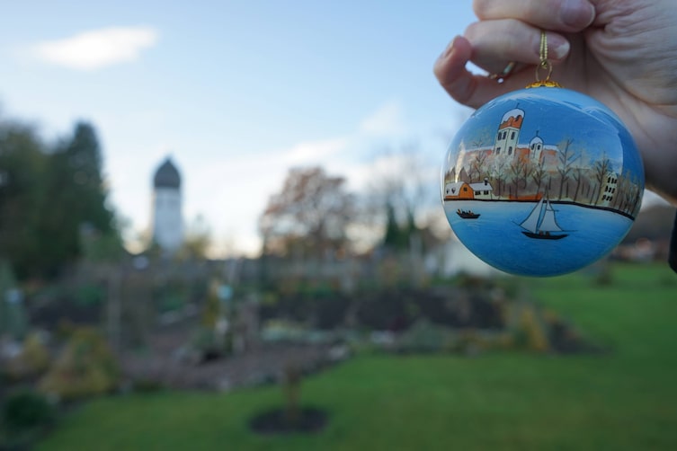 Eine handbemalte Weihnachtskugel auf der Fraueninsel.