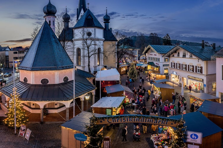 Der Priener Weihnachtsmarkt in der Dämmerung.
