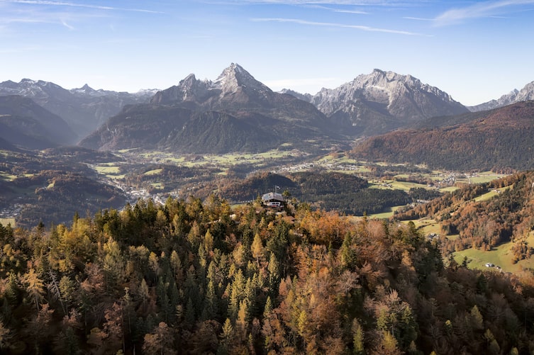 Panoramablick im Herbst über das Berchtesgadener Land mit buntem Laubwald, Watzmann und umliegenden Berggipfeln.