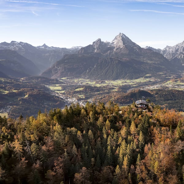 Panoramablick im Herbst über das Berchtesgadener Land mit buntem Laubwald, Watzmann und umliegenden Berggipfeln.
