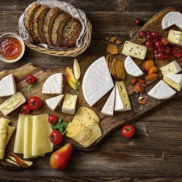 Eine Käseplatte auf der unterschiedliche Käsevariationen zu sehen sind.