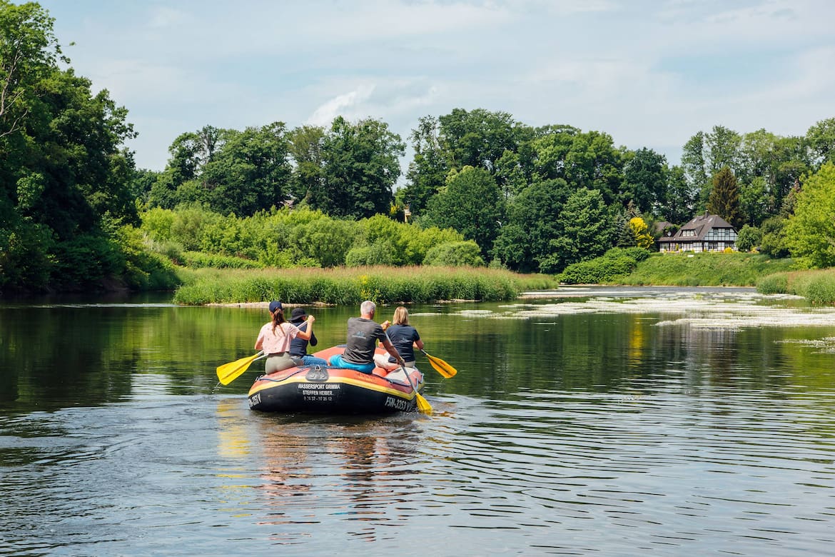 Vier Personen auf einem Schlauchboot auf der Mulde.