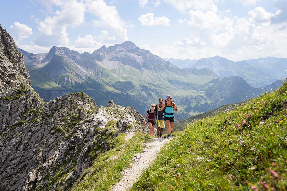 Drei Presonen gehen in Oberstdorf wandern.
