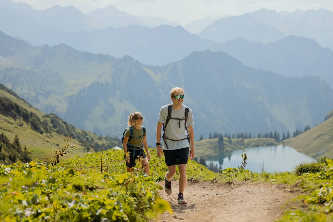 Ein Mann und eine Frau gehen in Oberstdorf wandern.