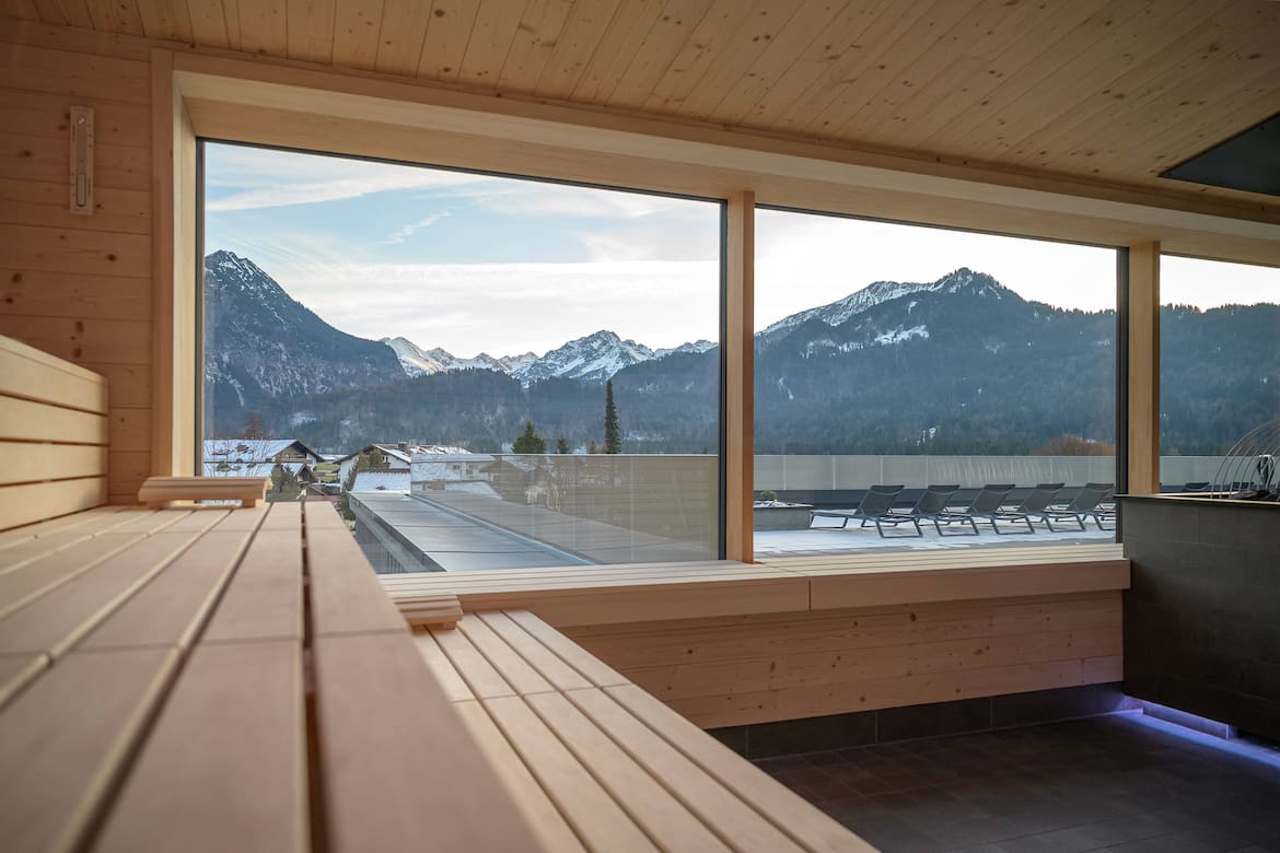 Der Blick auf die Berge in Oberstdorf von der Sauna in der Therme Oberstdorf aus.