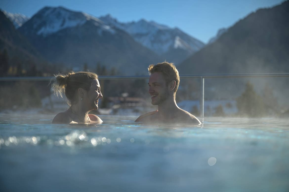 Eine Frau und ein Mann entspannen in der Therme Oberstdorf.