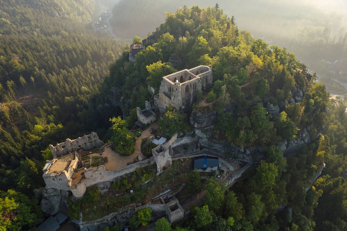 Ein Kloster in Oybin über dem Tal.