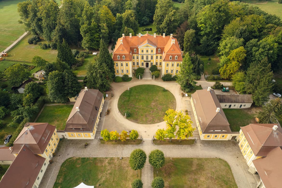 Ein Schloss in Sachsen mit einem großen Garten.