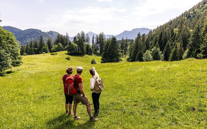 Drei Personen sind wandern in Ruhpolding.