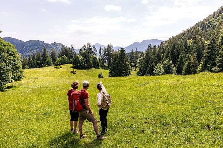 Drei Personen sind wandern in Ruhpolding.