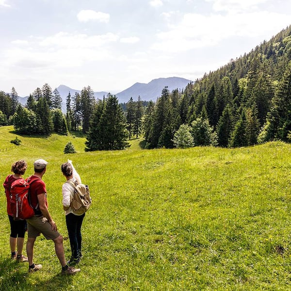 Drei Personen sind wandern in Ruhpolding.