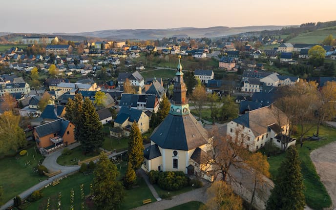 Eine Stadt in Sachsen umrundet von Bergen und Natur.