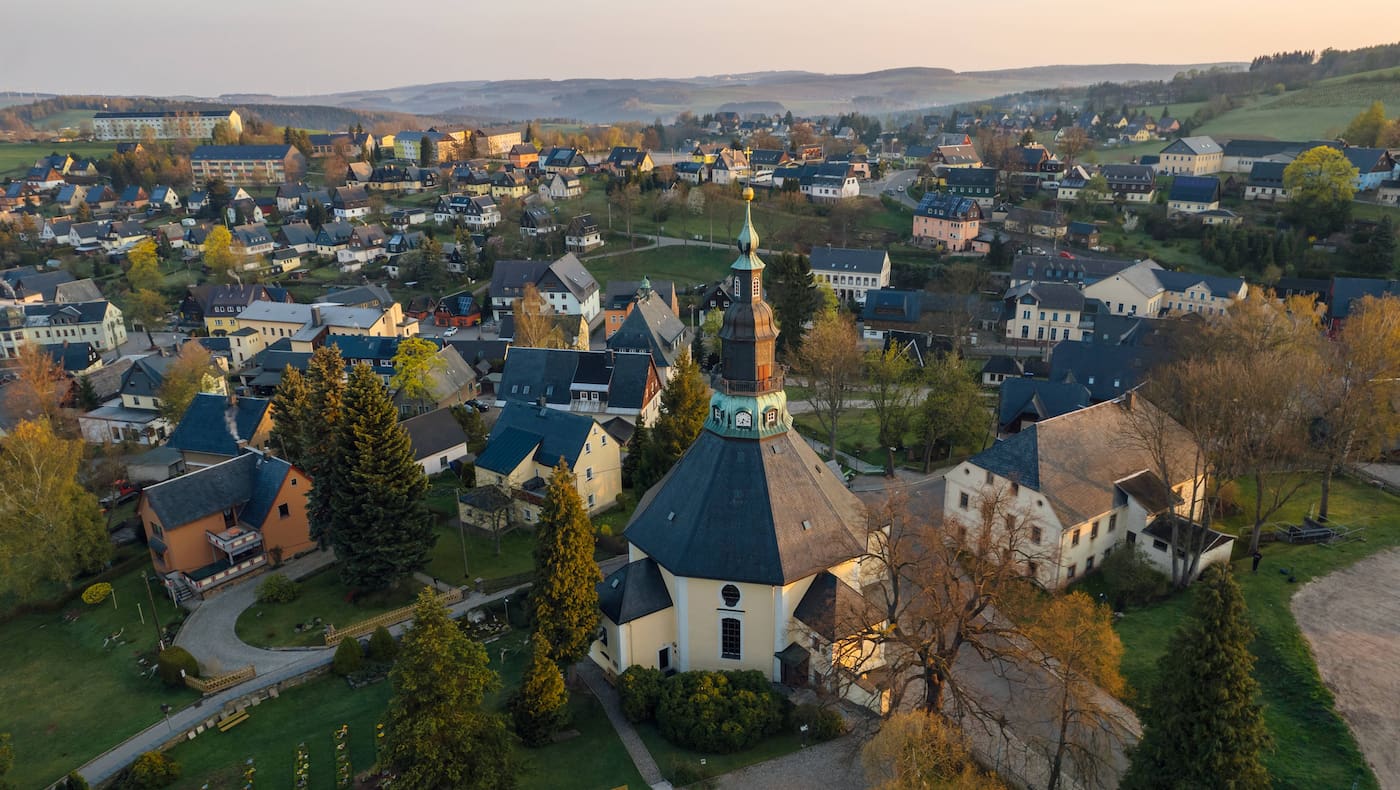Eine Stadt in Sachsen umrundet von Bergen und Natur.