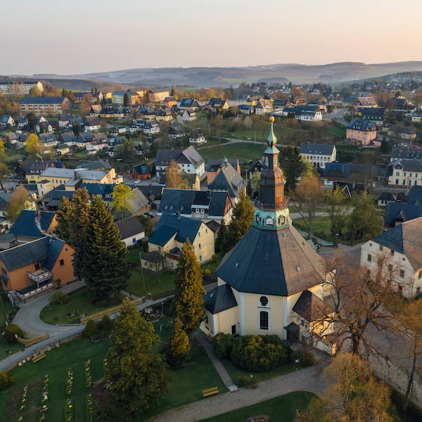 Eine Stadt in Sachsen umrundet von Bergen und Natur.
