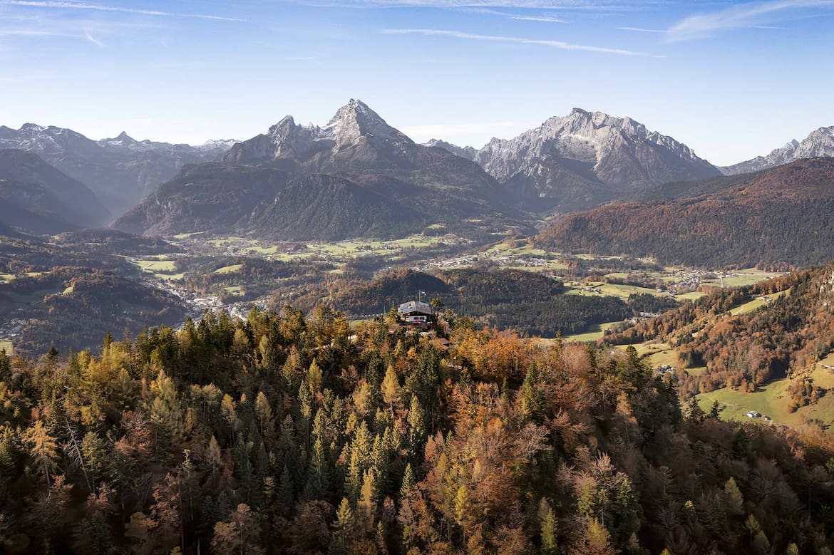 Ein Panorama, das den Watzmann in Berchtesgaden im Herbst zeigt.
