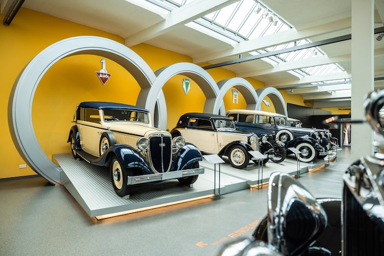 Drei Oldtimer sind zu sehen. Das August Horch Museum in Zwickau erzählt die Geschichte der sächsischen Automobilindustrie.