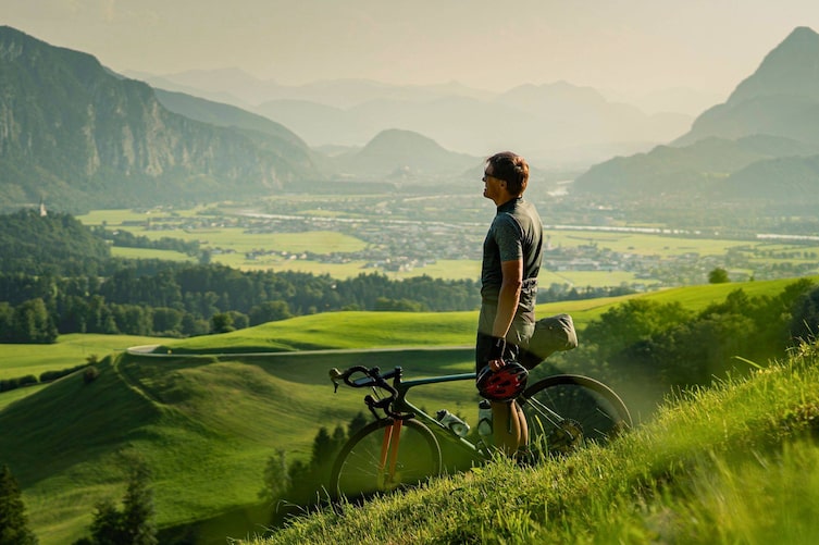 Wolfgang Fasching mit Rad auf Wiese mit Blick auf Kufstein, ServusTV