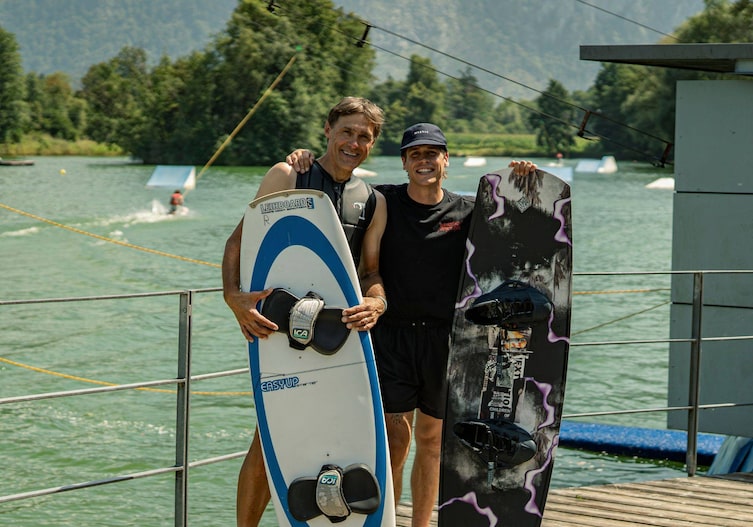 Wolfgang Fasching und Timo Kapl beim Wakeboarden.