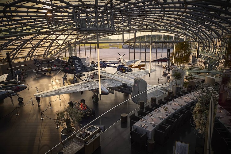 Während des Essens kann man vom Ikarus aus den Ausblick in den Red Bull Hangar-7 genießen.