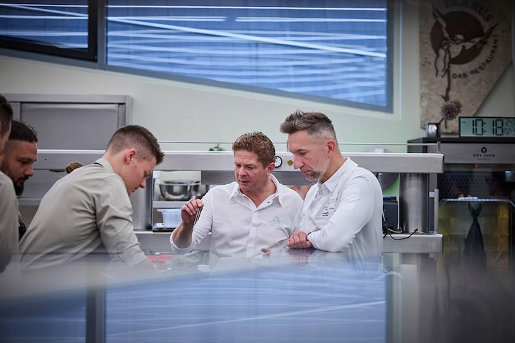 Executive Chef Martin Klein kocht gemeinsam mit September-Gastkoch Przemysław Klima.